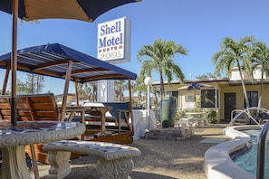Outdoor pool - Shell Motel (Hollywood)