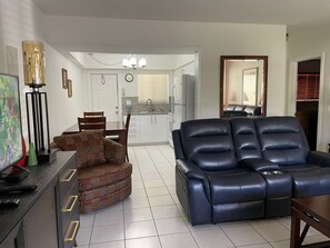 Living area - Shell Motel (Hollywood)