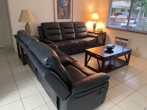 Superior Apartment | Living area | Flat-screen TV - Shell Motel (Hollywood)