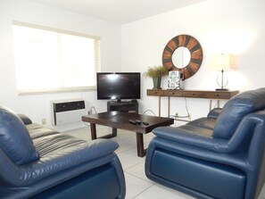 Superior Apartment | Living area | Flat-screen TV - Shell Motel (Hollywood)