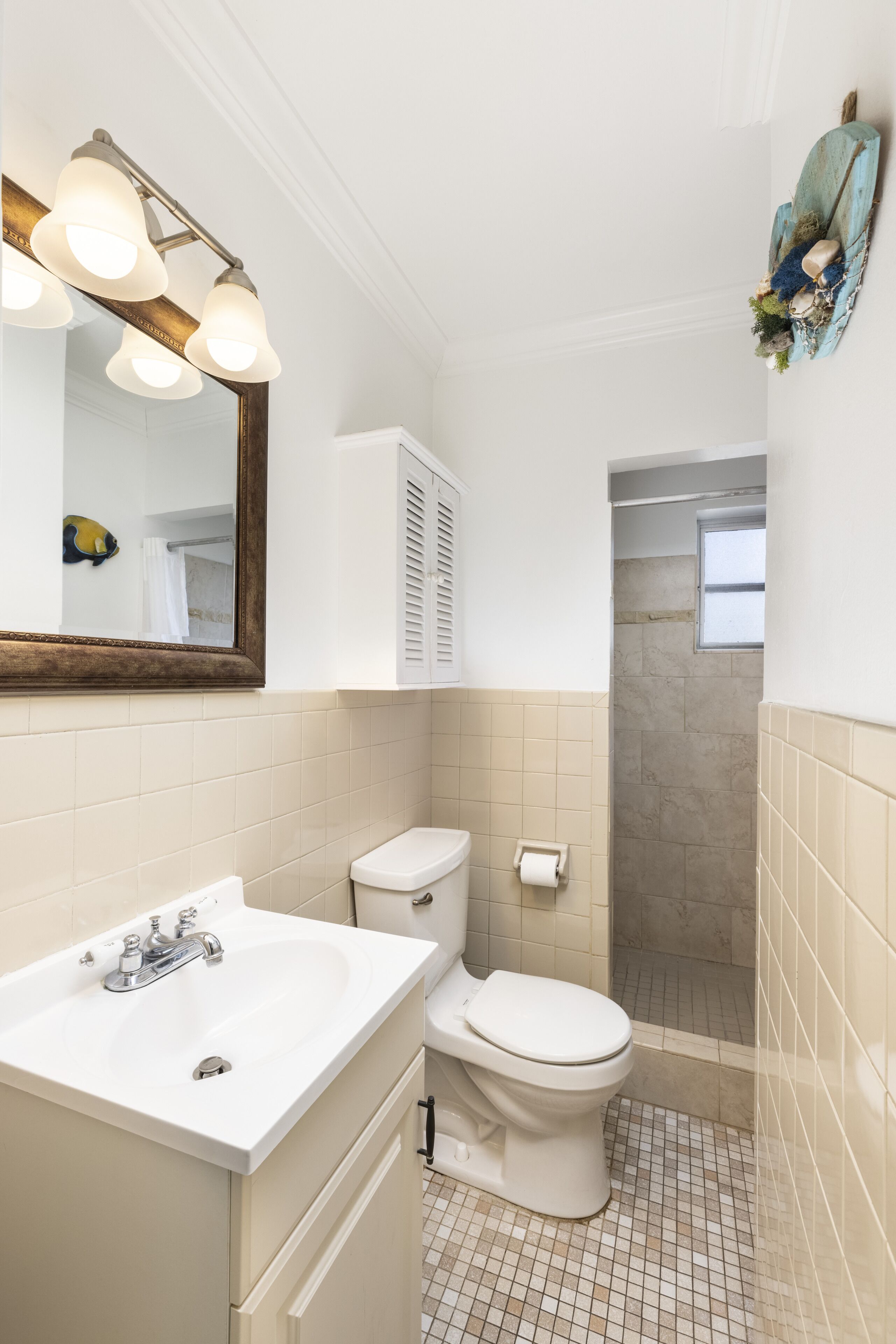 standard double suite | bathroom | hair dryer, towels, soap, shampoo