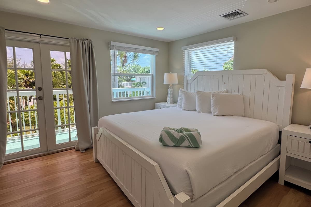 Queen Suite Sea View | 2 bedrooms, iron/ironing board, free WiFi, bed sheets
