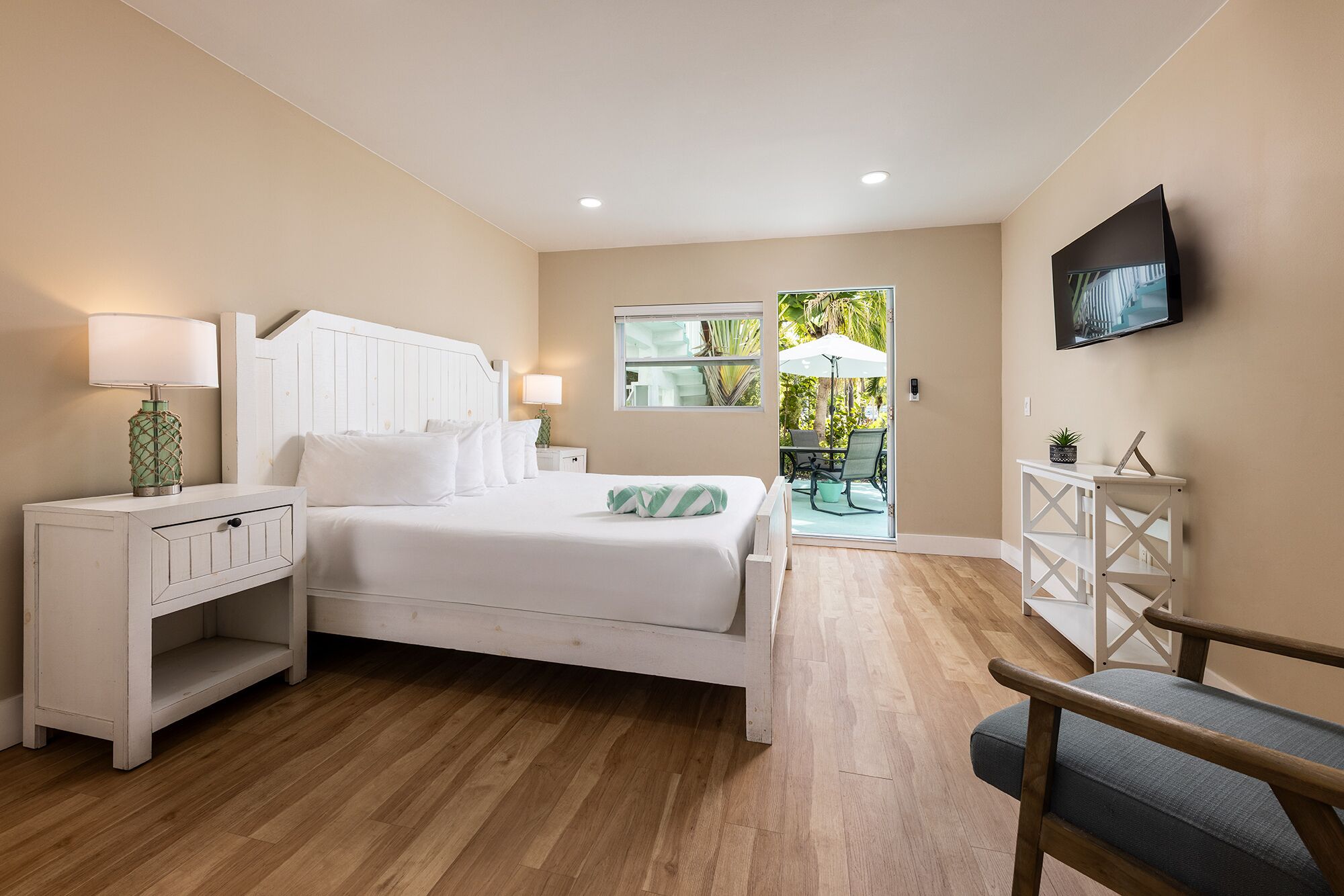 Tabla de planchar con plancha, wifi gratis y ropa de cama 