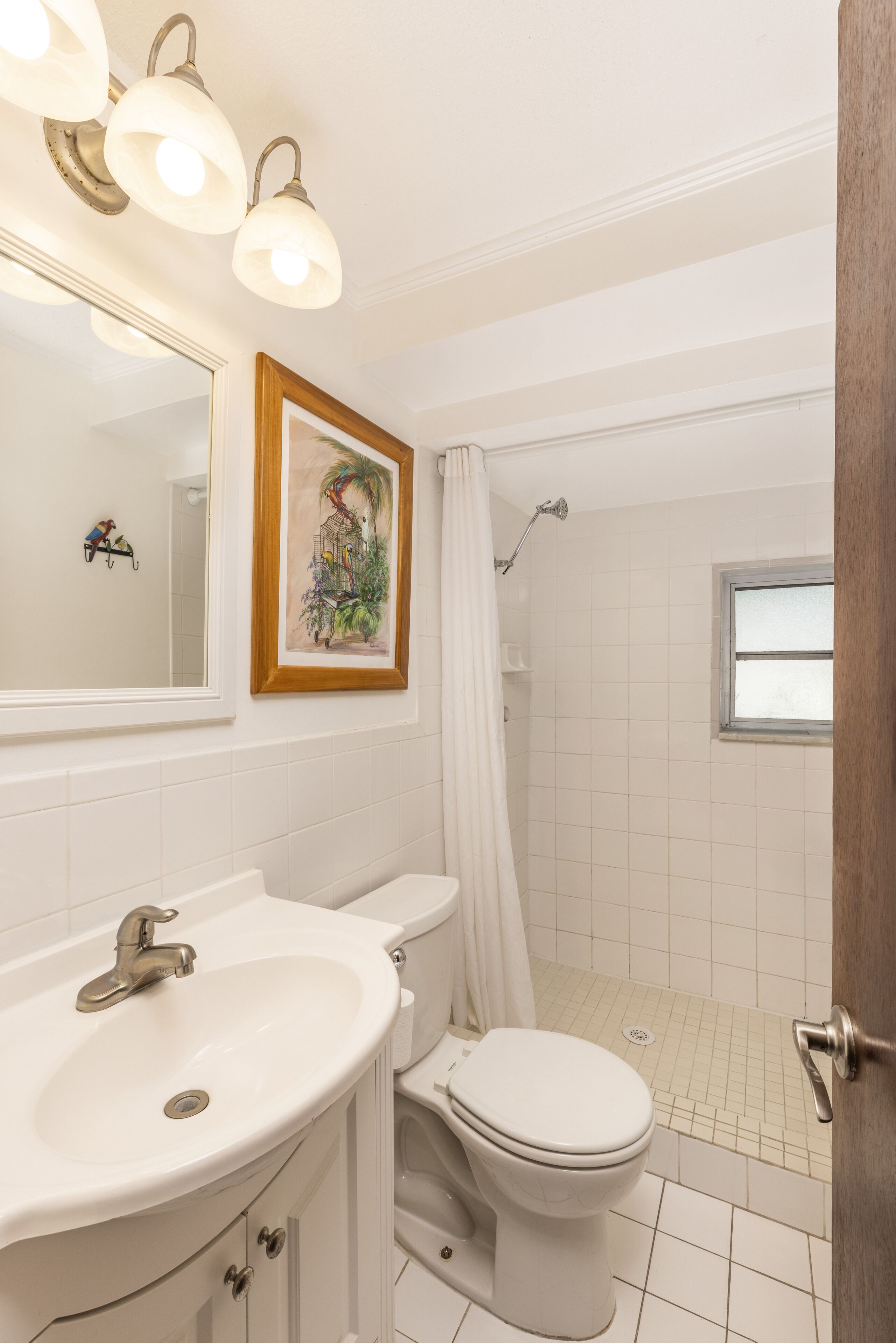 Une salle de bain avec un lavabo, des toilettes et une douche.