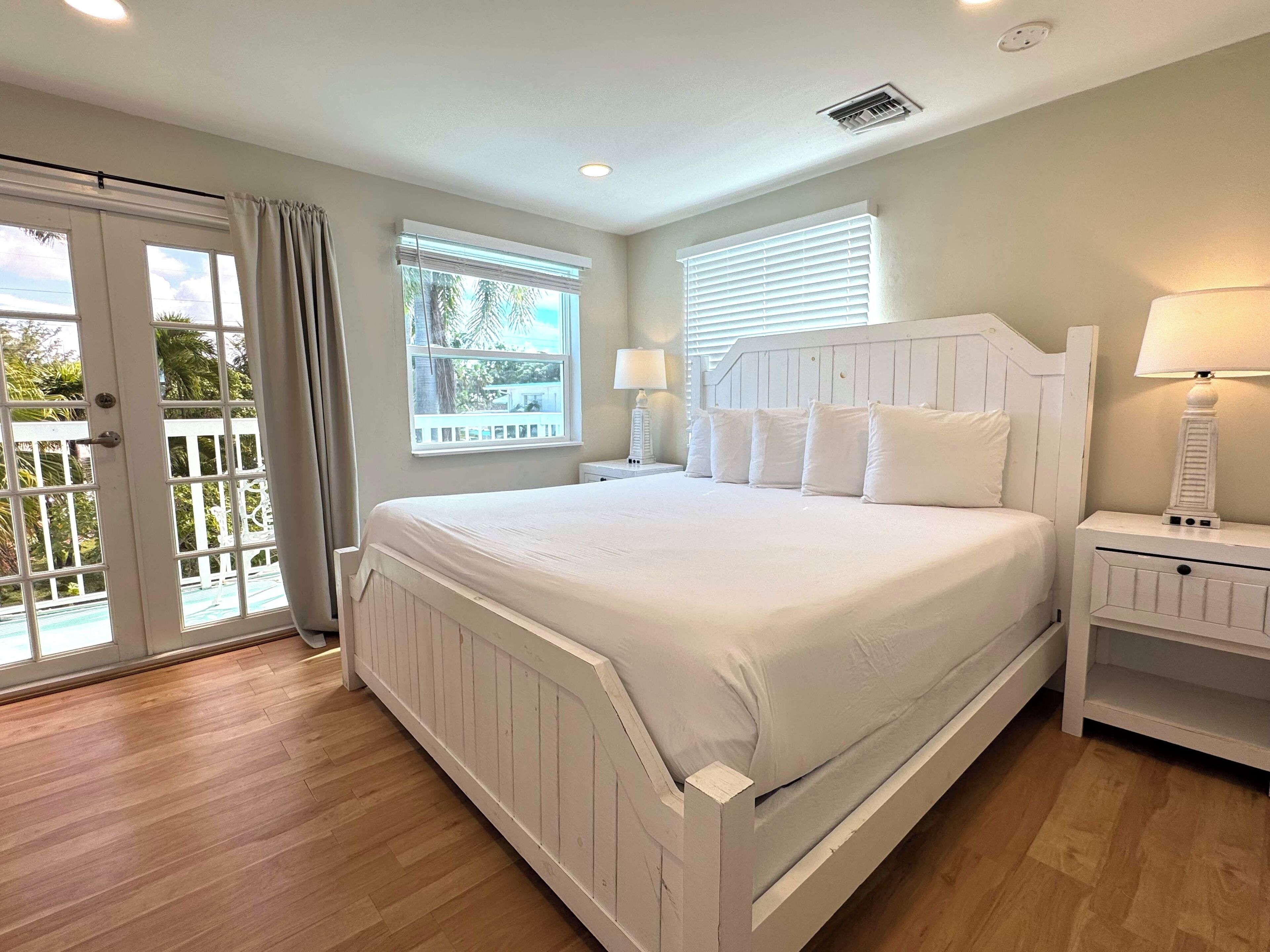 Tabla de planchar con plancha, wifi gratis y ropa de cama 