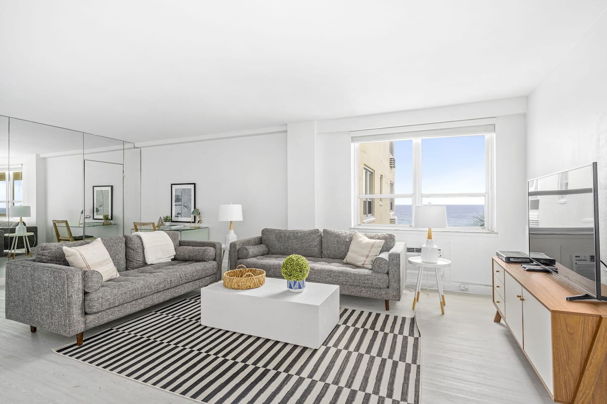Premier appartement, 2 slaapkamers, uitzicht op strand, aan zee | 2 slaapkamers, luxe beddengoed, individueel gedecoreerd