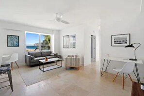 42-英寸  纯平电视 （配备有线频道）、电视