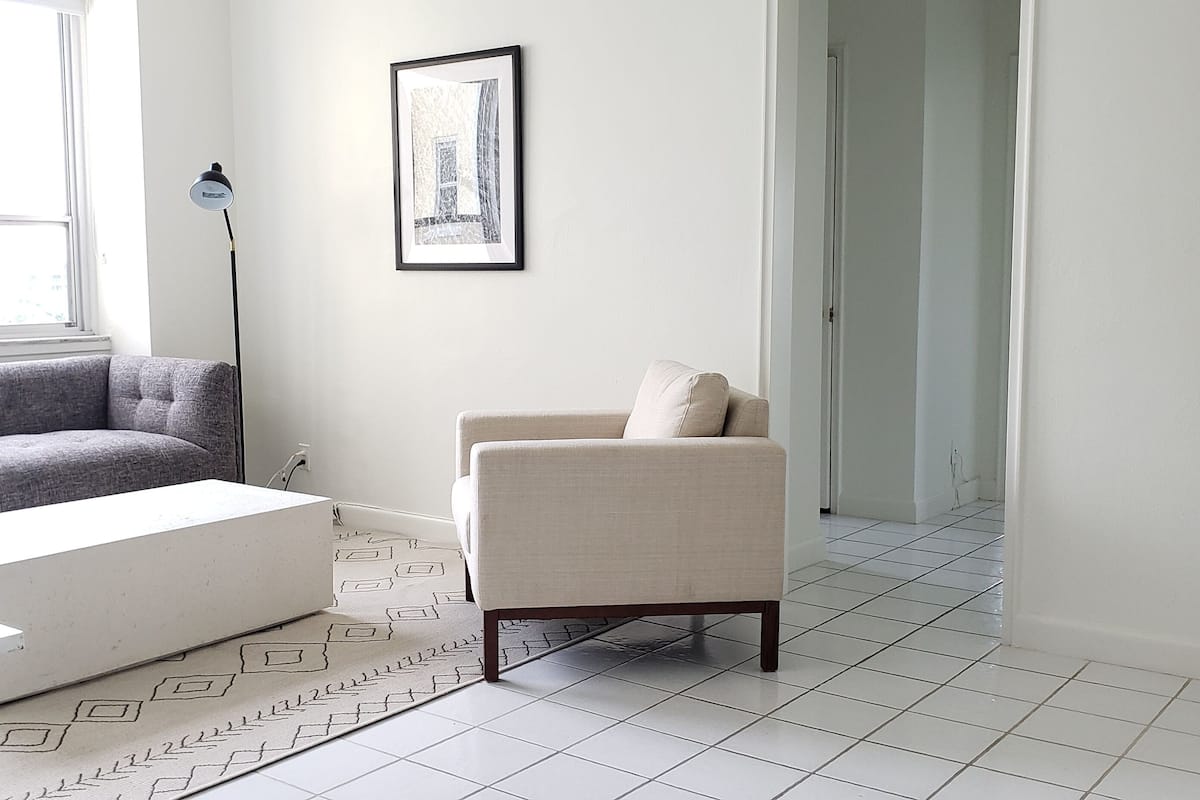 Signature appartement, 1 kingsize bed, uitzicht op zwembad | Woonruimte | Een 42-inch flatscreentelevisie met kabelzenders en een televisie