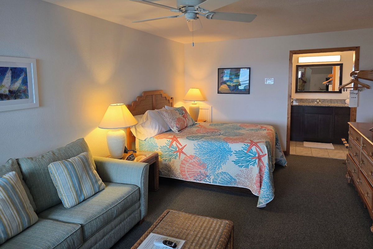 Standard Studio Suite, 1 Bedroom, Non Smoking (Studio 303, Private Deck, HarborFront) | Living area