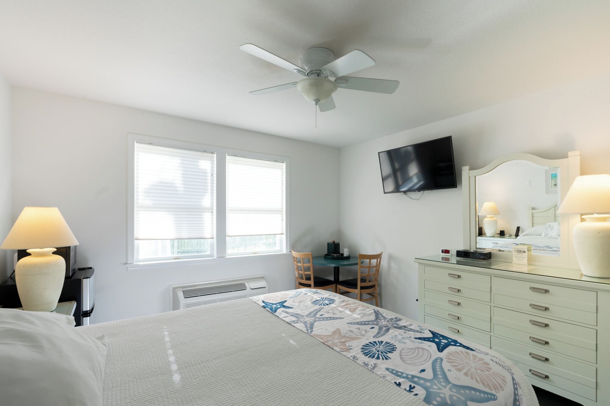 Standard Room, 1 Bedroom, Non Smoking (Handicap Queen, Non-Harborfront)