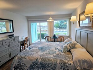 Rom – standard, 1 soverom, ikke-røyk (1st FL Harborfront King, Private Deck) | Senger med overmadrass, lydisolert, wi-fi (inkludert) og sengetøy