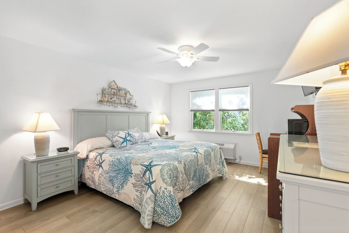 Standard Room, 1 Bedroom, Non Smoking (Handicap King, Non-Harborfront)