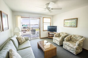 Suite – standard, 1 soverom, ikke-røyk (Suite 208, Private Deck, Harbor Front) | Oppholdsområde | En 32-tommers Flatskjerm-TV med Parabol-TV samt TV