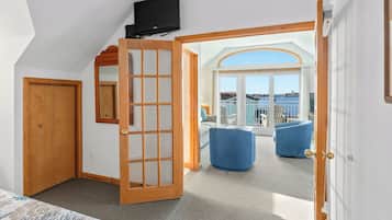 Suite Standar, 1 kamar tidur, Bebas Asap Rokok (Suite 305, Private Deck, Harbor Front) | Bantalan ekstra lembut, kedap suara, Wi-Fi gratis, dan seprai linen