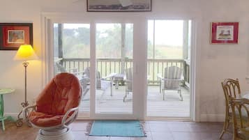 Standard-Haus, 2 Schlafzimmer, Nichtraucher, Buchtblick (Margaritaville (Annex)) | Wohnbereich | 32-Zoll-Flachbildfernseher mit Satellitenempfang, Fernseher