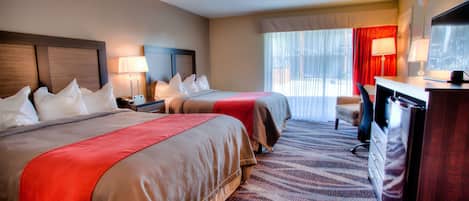 Escritorio, espacio para trabajar con laptop y cortinas blackout