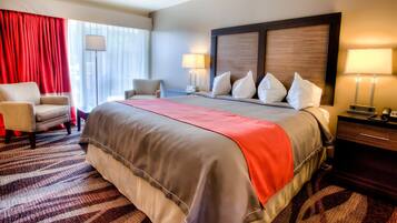 Habitación estándar, 1 cama King size y sofá cama, patio, vista al patio | Escritorio, espacio para trabajar con laptop y cortinas blackout