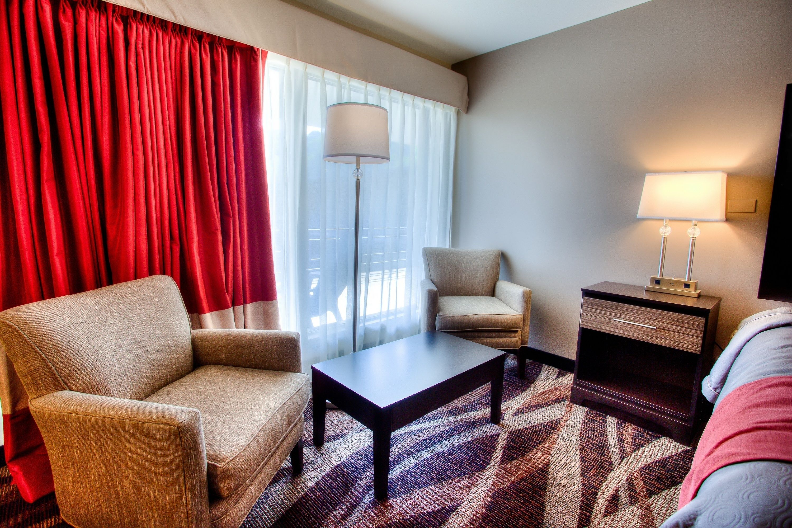 Escritorio, espacio para trabajar con laptop y cortinas blackout 