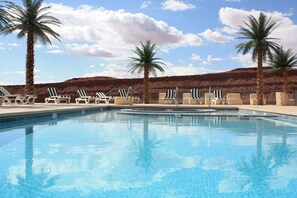 Seasonal outdoor pool, pool loungers - Hat Rock Inn (Mexican Hat)