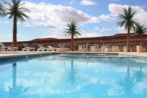 Una piscina al aire libre de temporada, sillones reclinables de piscina