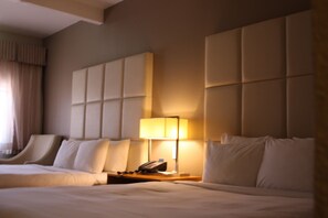 羽绒被、办公桌、遮光窗帘、免费 WiFi