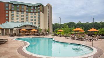 Alberca al aire libre por temporada y sombrillas en la alberca