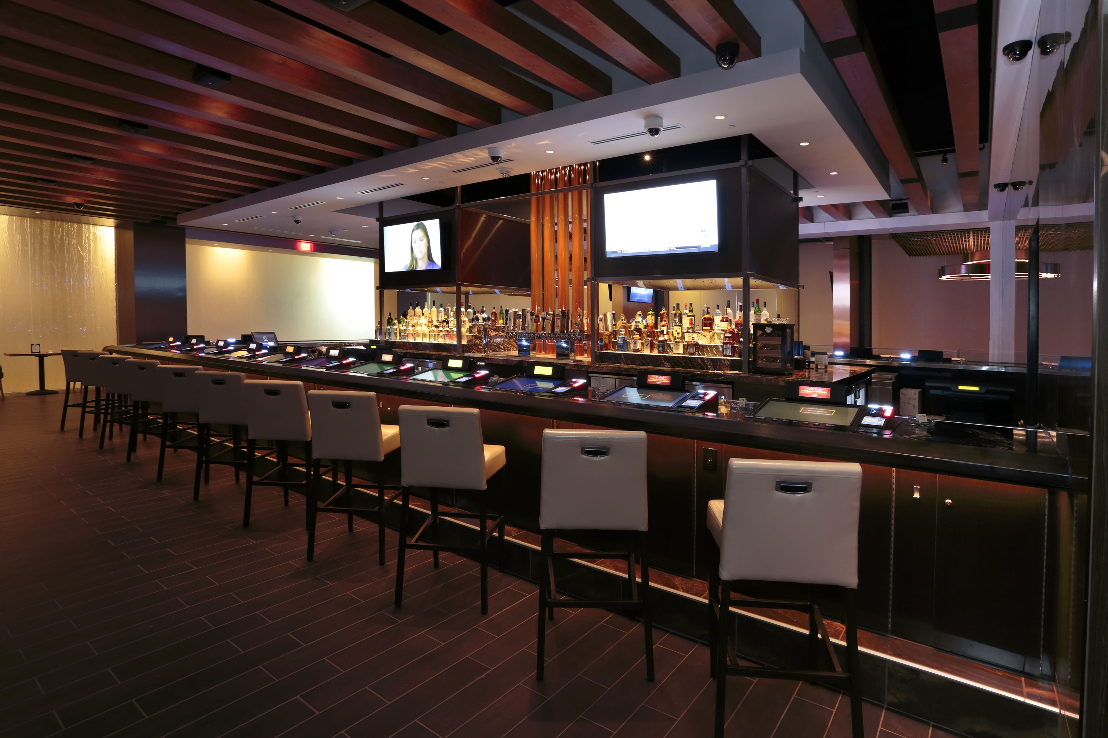 3 bars/lounges, poolside bar