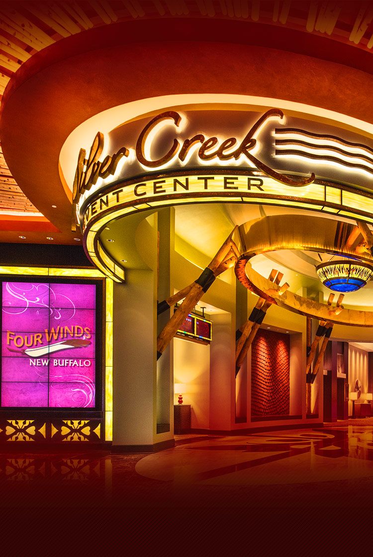 L'interior de l'Hotel Silver Creek Center, amb un cridaner senyal de neó, una gran pèndol i el distintiu de Four Winds New Buffalo.