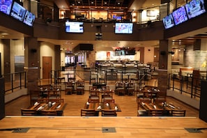 4 restaurants, dinner served