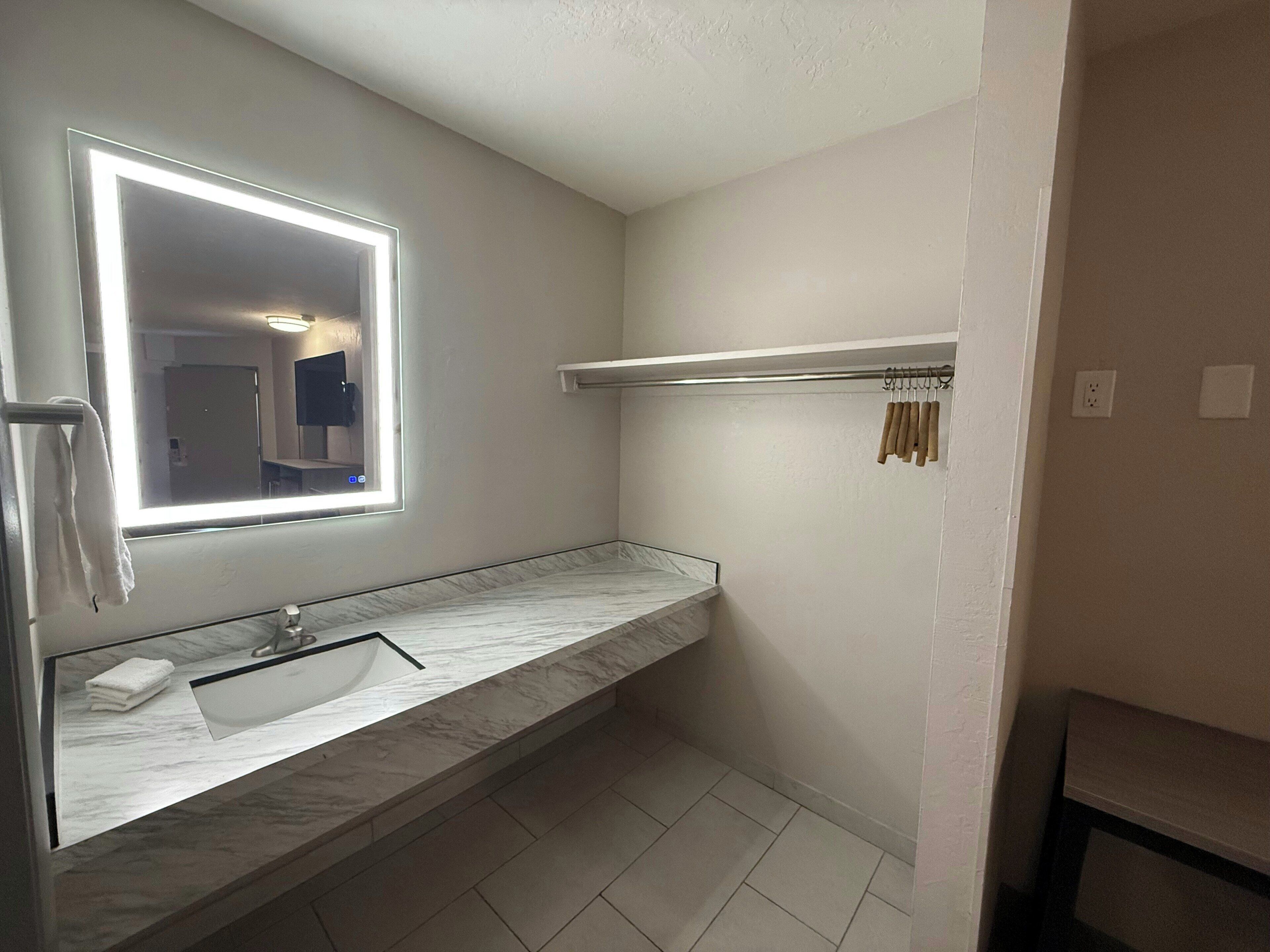 Duş/küvet kombinasyonu, ücretsiz banyo/kozmetik ürünleri, havlu, sabun 