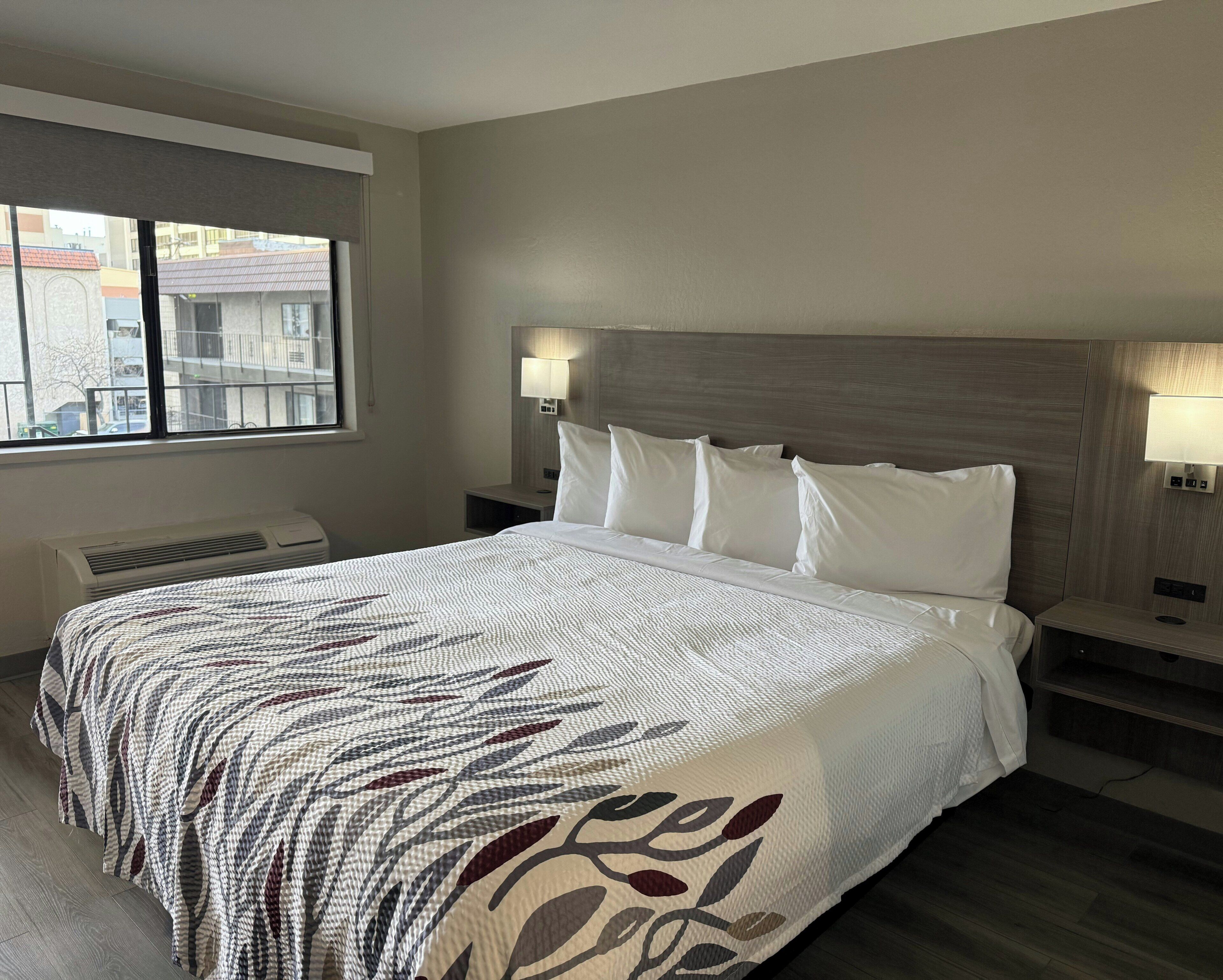 Deluxe Room, 1 King Bed, Non Smoking | Desk, laptop workspace, blackout drapes, WiFi (free)