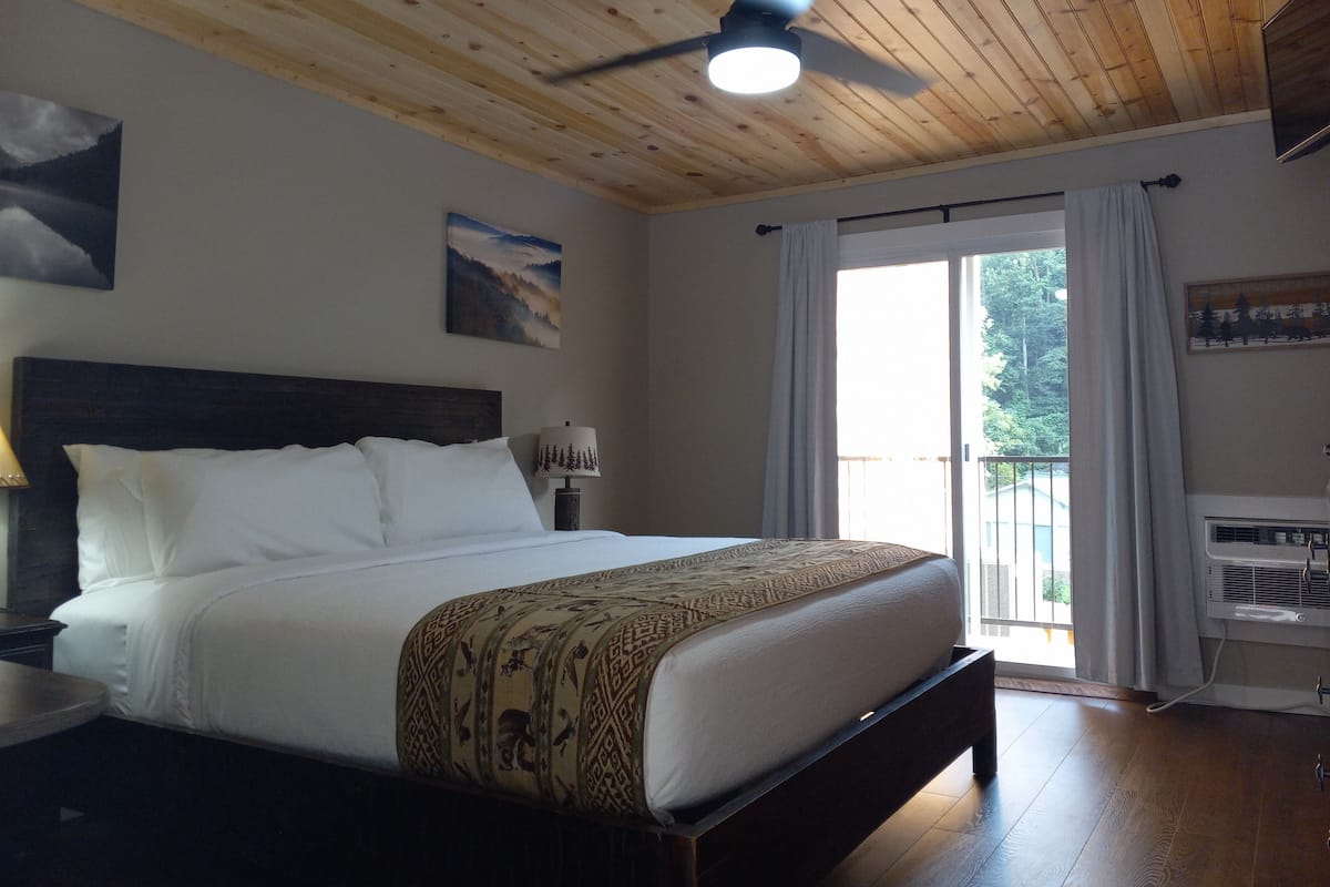 Deluxe-Zimmer, 1 King-Bett, Balkon (Room 5) | Verdunkelungsvorhänge, schallisolierte Zimmer, Bügeleisen/Bügelbrett