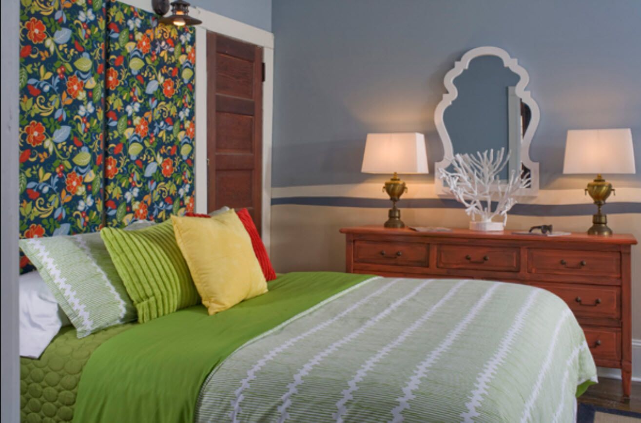 Luxe beddengoed, verduisterende gordijnen, een strijkplank/strijkijzer