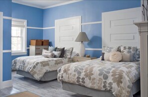 Premium bedding, blackout curtains, iron/ironing board, free WiFi - Spring Lake Inn (Spring Lake)