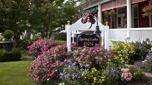 Señal del Spring Lake Inn, con un jardín delantero.