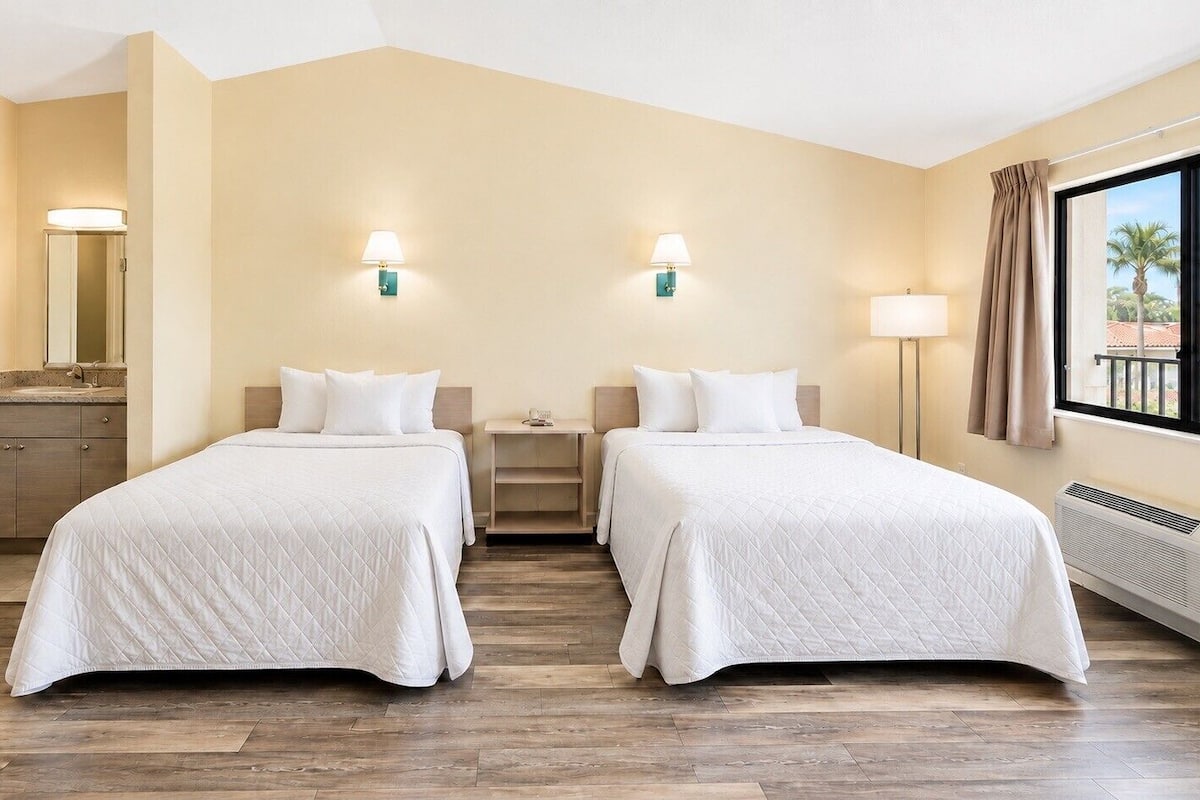 Studio Efficiency Double Beds with full kitchen | Desk, laptop workspace, iron/ironing board, WiFi (free)