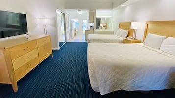 Lakefront Deluxe Suite 2 Queen Beds | 1 ๊ฐ์ ์นจ์ค, ์ฑ
์, ๋
ธํธ๋ถ ์์
๊ณต๊ฐ, ๋ค๋ฆฌ๋ฏธ/๋ค๋ฆฌ๋ฏธํ