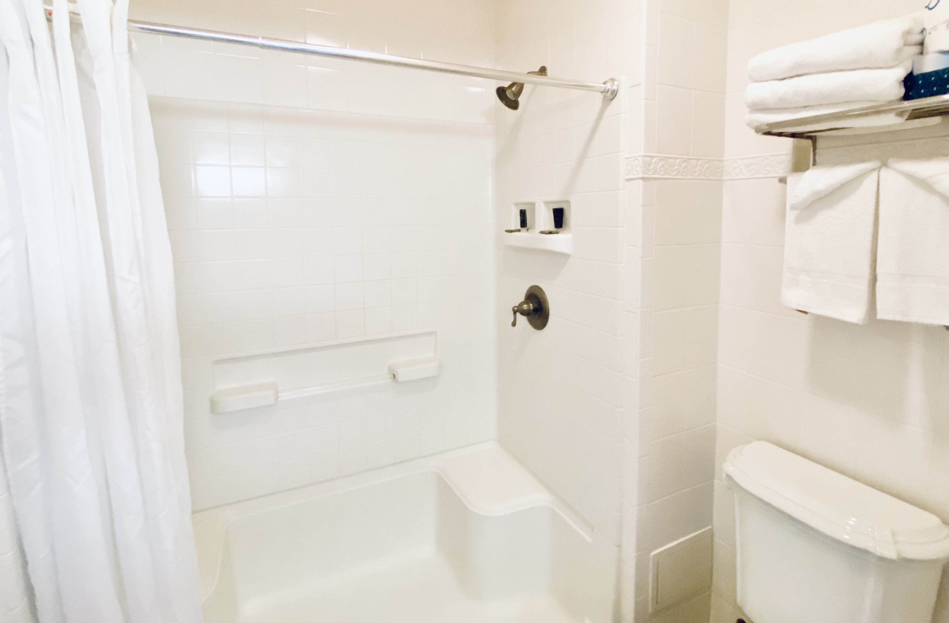premium room 2 double beds | bathroom | combined shower/bathtub, free toiletries, hair dryer, towels