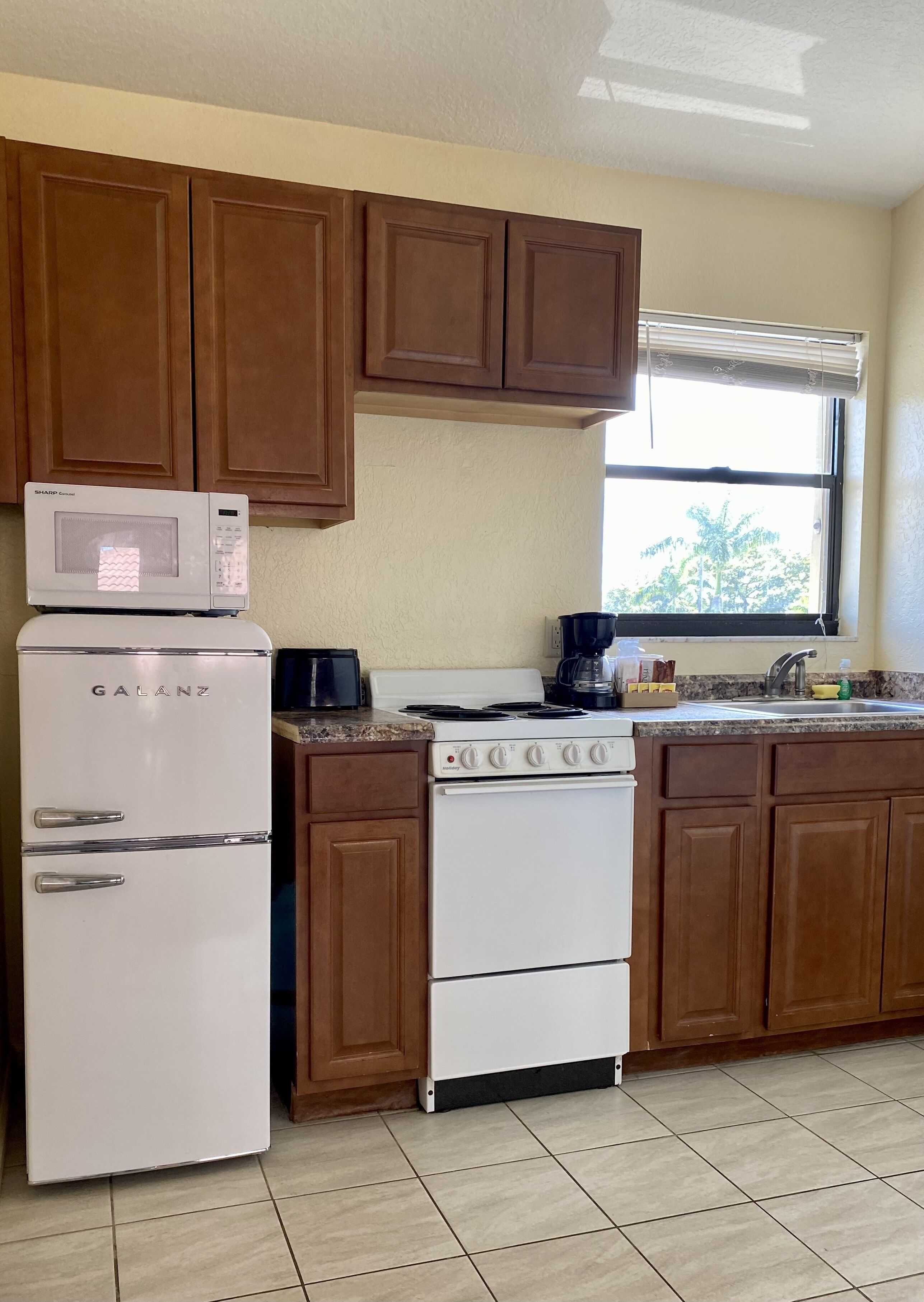 fridge, microwave, coffee/tea maker