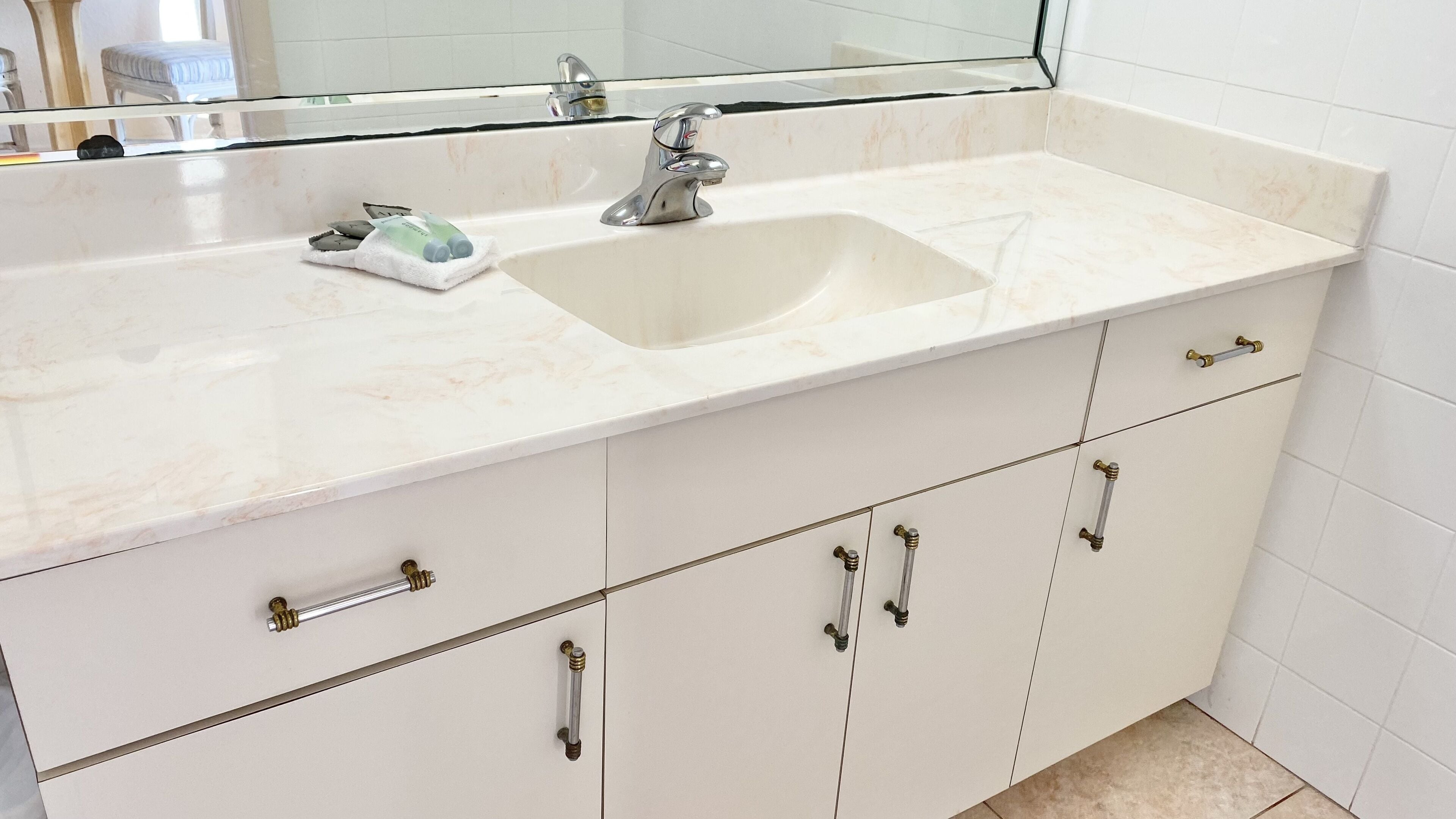 combined shower/bathtub, free toiletries, hair dryer, towels