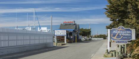 Una carretera costanera amb indicadors per 'Anchorage Inn & Marina' i 'McAlly's'.