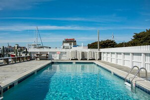 Una piscina al aire libre de temporada