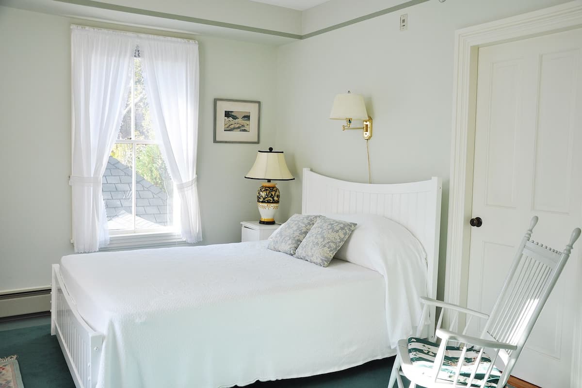 in-room safe, iron/ironing board, rollaway beds, free wifi