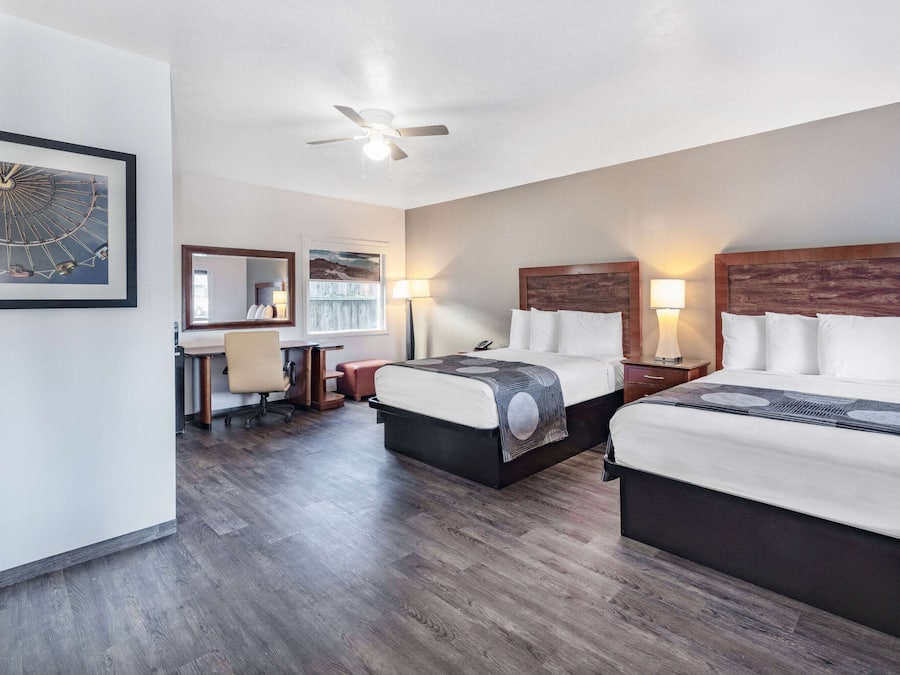 Quarto, 2 camas de casal, para não fumantes | Cortinas blackout, Wi-Fi de cortesia, roupa de cama