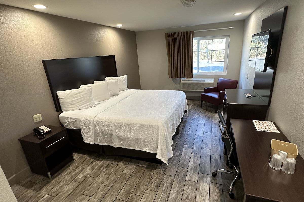 Desk, iron/ironing board, free cribs/infant beds, free WiFi