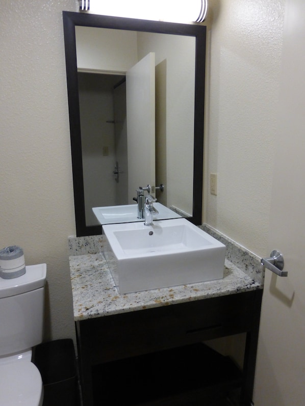 Ensemble baignoire-douche, articles de toilette (gratuits)