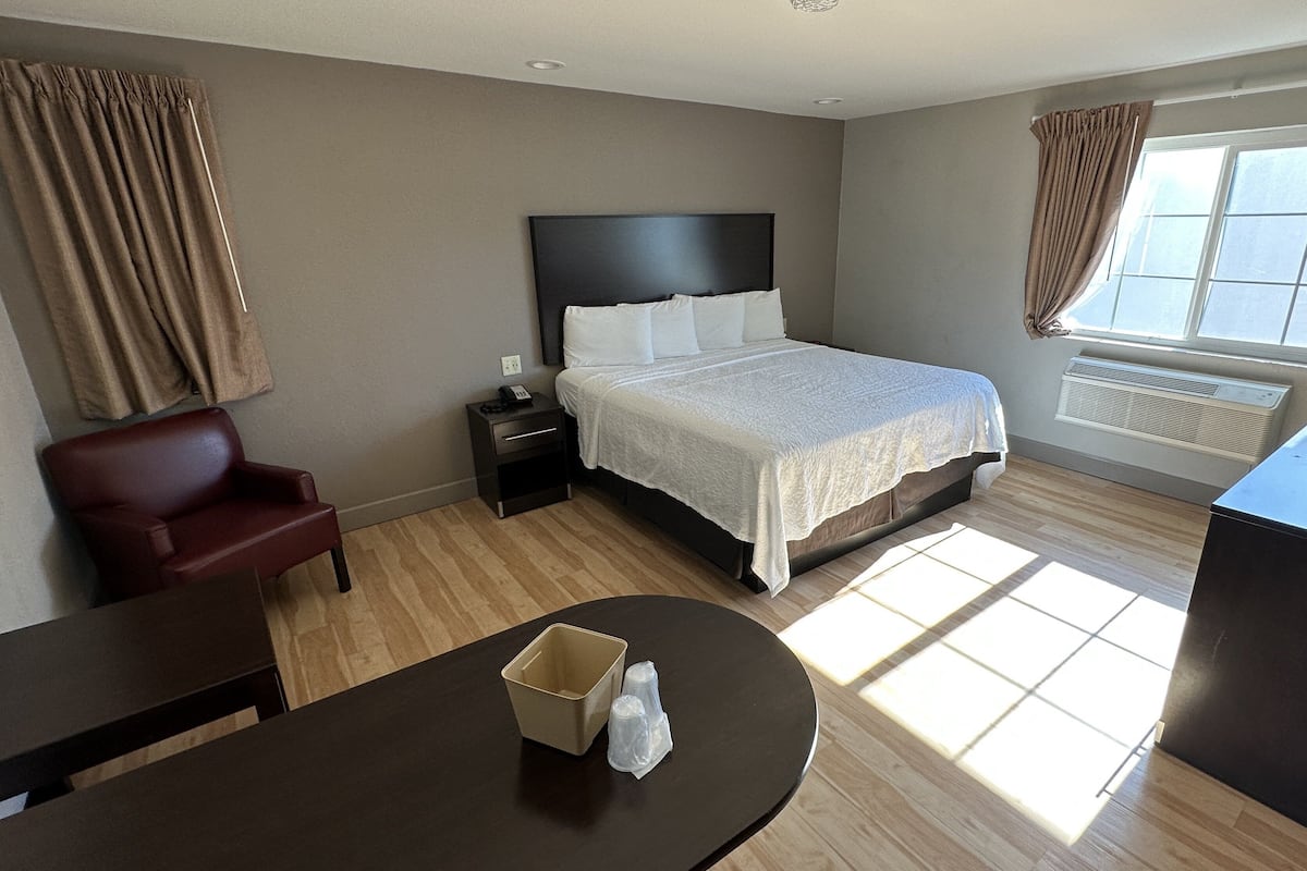 Superior Room, 1 King Bed (Smoke Free)