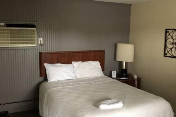 Room, 1 King Bed | Iron/ironing board, free WiFi, bed sheets