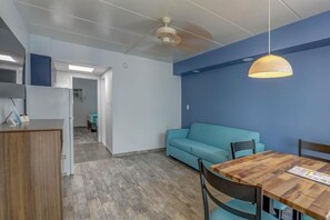 Suite, varias camas, cocineta (Smoke Free, Two Rooms, Efficiency) | Área de sala de estar | Televisión de pantalla plana de 43 pulgadas con canales por cable