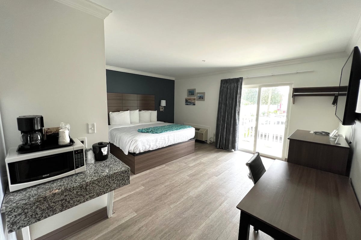 deluxe room, 1 king bed, balcony (smoke free) | desk, blackout curtains, iron/ironing board, free wifi